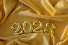 喜庆新年2023新年佳节明信片上的金黄色号码背景面料丝