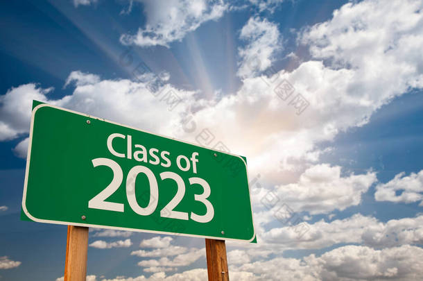 <strong>2023</strong>类绿色道路标志及戏剧化的云彩和天空