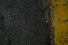 黑色的柏油路面和黄色道路标记