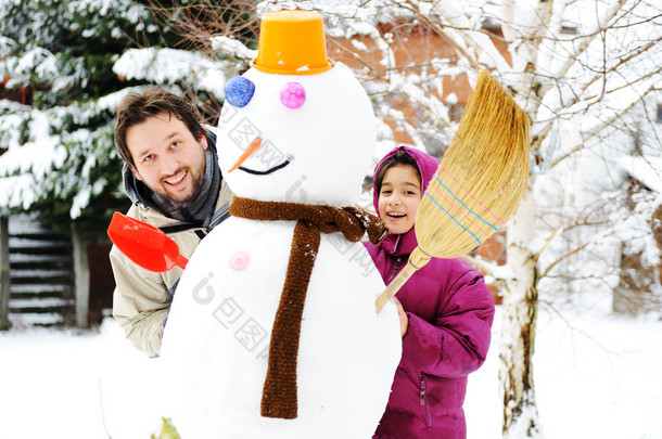 父亲和女儿、 爸爸和女孩玩游戏与雪的人，冬天，<strong>12</strong> 月