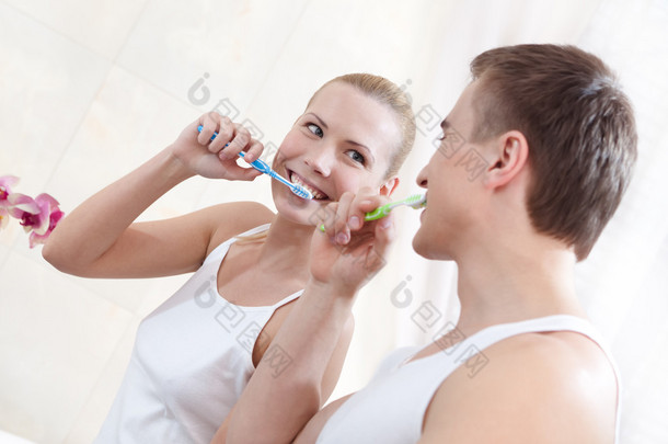丈夫和妻子刷牙
