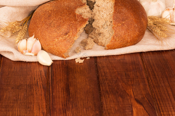 面包用大蒜和小麦的耳朵