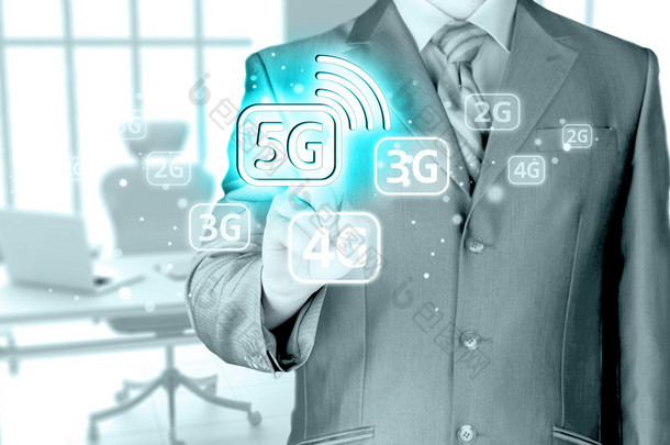 Empresário empurrando 5g, fundo de tecnologia