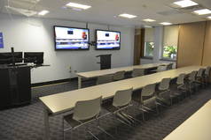 研讨会的房间会议大厅和席位会见空白电视屏幕在大学的商科学生