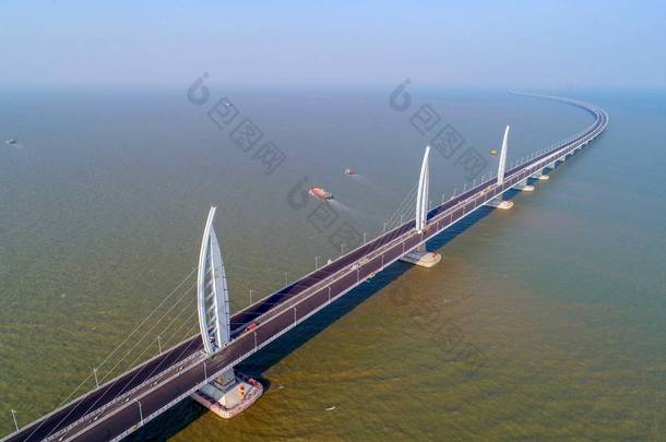 2017年10月29日, 位于中国南方广东省珠<strong>海</strong>市的世界上最长的<strong>跨海大桥</strong>--港珠澳<strong>大桥</strong>鸟图