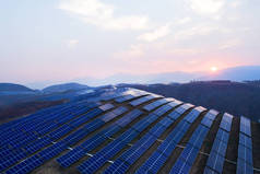 --片--2017年4月15日, 在中国西南云南省丽江市永胜县熊猫绿色集团光伏发电厂安装太阳能电池板