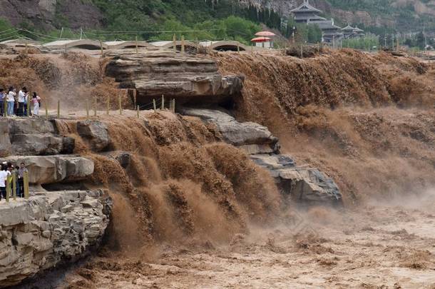 2017年8月24日, 中国北方山西省临汾市吉县<strong>黄河</strong>湖口瀑布游客参观.