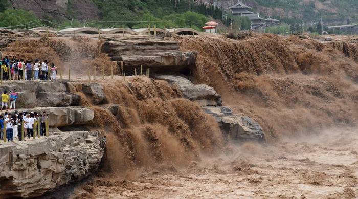 2017年8月24日, 中国北方山西省临汾市吉县黄河湖口瀑布游客参观.