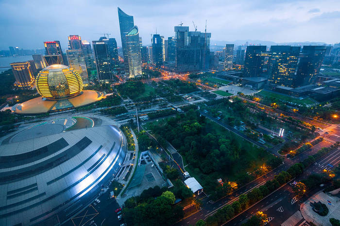 2016年8月11日, 中国东部浙江省杭州市钱江新城高层建筑夜景