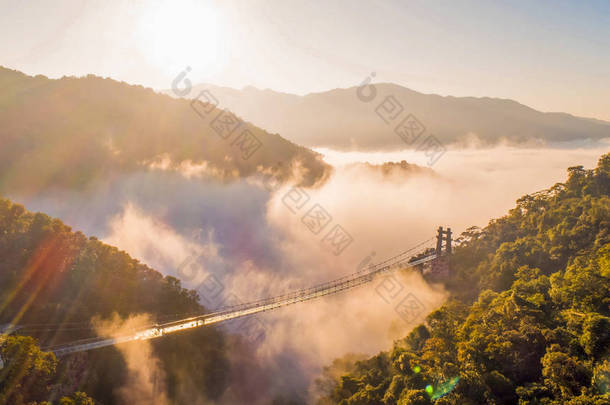 2019年1月24日, 中国南方广东省<strong>清远</strong>市迎德县宝景宫一座218米长的玻璃桥被云海笼罩的风景