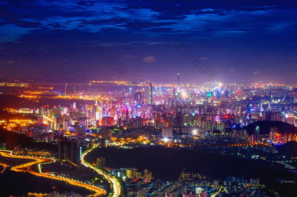 2015年6月2日, 中国南方广东省深圳市摩天大楼和高层建筑的夜景.