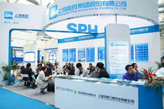 2013年11月13日，在中国东部江苏省苏州市举办的一个展览会上，人们参观了上海制药（Sph）展台