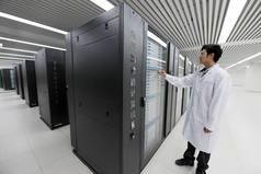 2010年9月13日，中国天津国家超级计算机中心，一位中国研究人员检查天河1a超级计算机