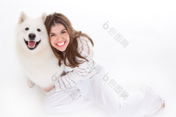 白狗的女人微笑，向上看