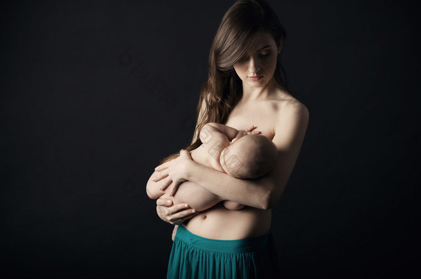 母亲母乳喂养她婴儿