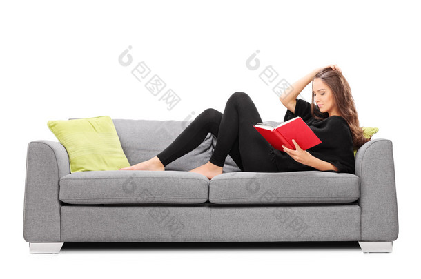 女人在沙发上看书