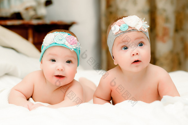 两个<strong>双胞胎宝宝</strong>，好头巾的女孩