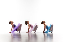三个芭蕾小女孩坐在一起摆姿势