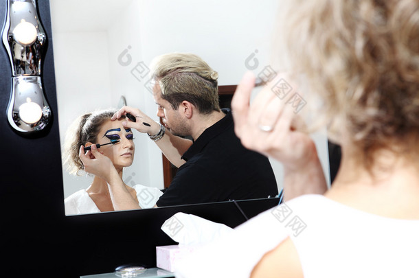 化妆师在眼睛上涂睫毛膏睫毛的模型