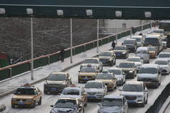 2018年1月9日，在中国东北黑龙江省哈尔滨市，在高峰时段，大量车辆在积雪覆盖的路面上缓慢行驶，造成交通堵塞。.