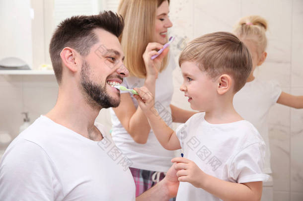 男孩帮助父亲要刷牙哦