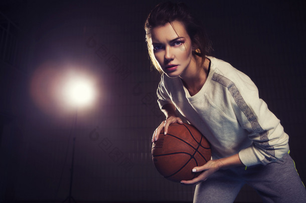 身材苗条美丽年轻黑发的女人，与篮球球