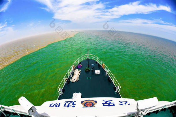 2 0 1 8年 6月 2 4日, 在中国东部山东省东营市黄河河口, 从警察巡逻艇上可以看到黄河左图, 与渤海交汇.
