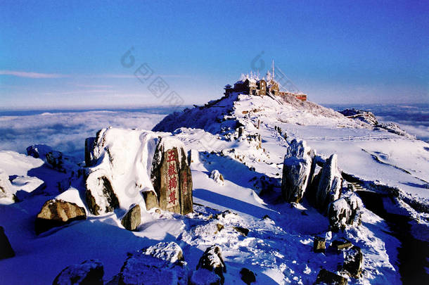 2003年11月7日，中国东部山东省泰安市<strong>泰山</strong>或<strong>泰山</strong>的雪景.