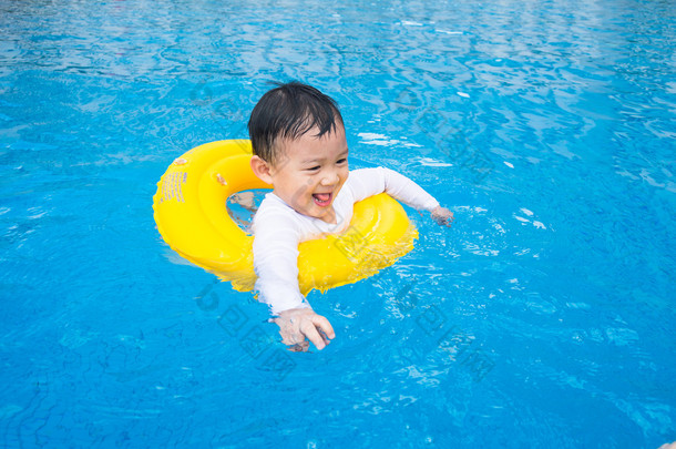 宝贝男孩活动对游泳池、 儿童游泳