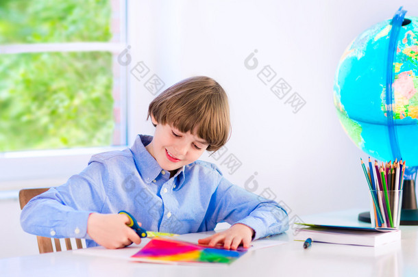 微笑的男孩做家庭作业