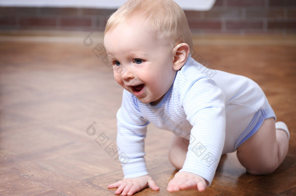 爬行的婴儿在地板上
