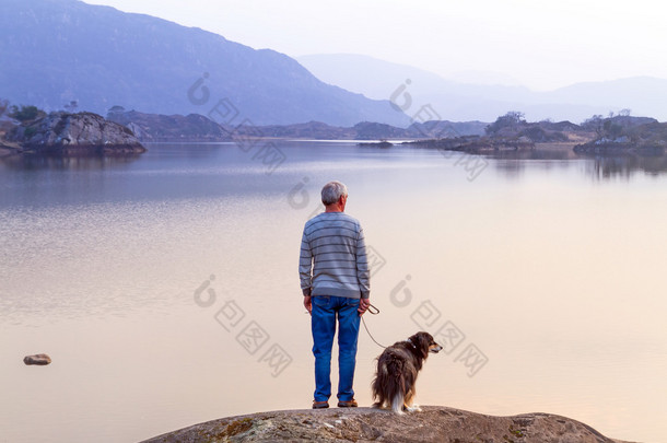 在湖的狗的小老头