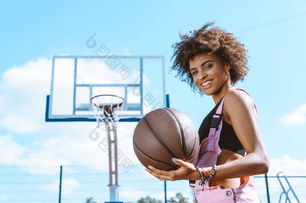 非洲裔美国女人捧着<strong>篮球</strong>