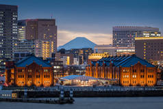 横滨红砖仓库, 背景为富士山顶部。横滨红砖仓库, 横滨的主要旅游景点