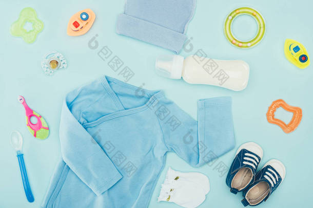 蓝色的婴儿衣服和配有牛奶的附件的顶部视图
