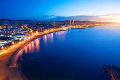 巴塞罗那海滩的鸟瞰在夏天的夜晚沿海滨在巴塞罗那, 西班牙。地中海在西班牙.