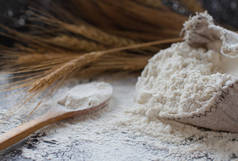 面粉在粗麻布袋子、木勺和麦子的耳朵, 选择性重点