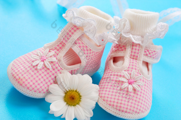 婴儿鞋的女孩
