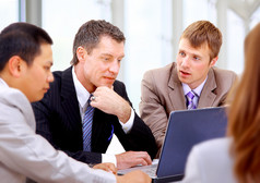 商务会议-与他的同事们讨论工作的经理