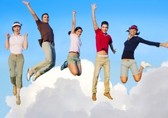 跳跃在天空中飞行的年轻快乐组