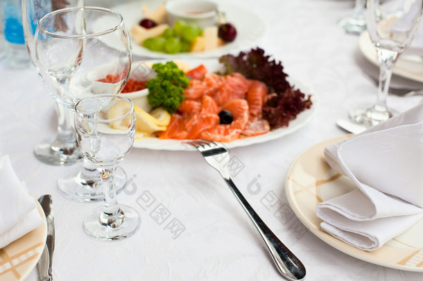 板的上表、 晚餐、 白色餐巾纸、 选择性焦<strong>点餐</strong>具冷小吃.
