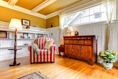 客厅的红色的椅子和黄金天花板和墙壁.