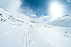 冬季风景与滑雪跟踪