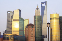 上海在黄昏风光的现代建筑背景