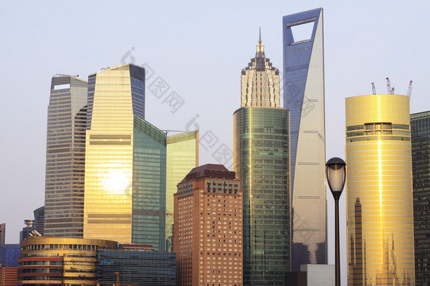 上海在黄昏风光的现代建筑背景