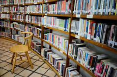 图书馆书架的椅子
