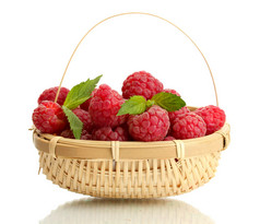 成熟树莓在薄荷上白色隔离带篮