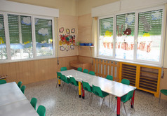书桌和椅子的类中的幼儿园