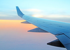 美丽的空中日出视图从飞机窗口