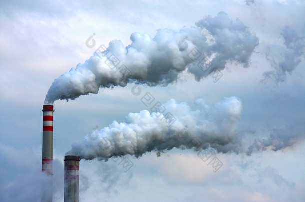 石油精炼厂的污染的烟雾